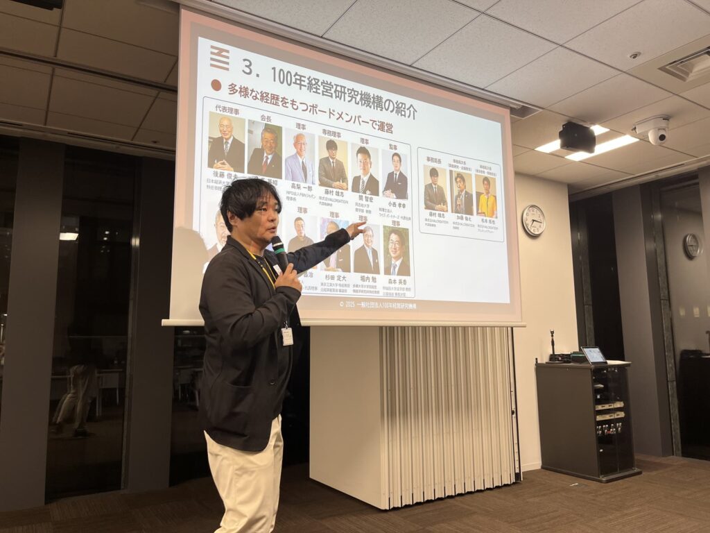 三菱総合研究所「第29回 int Lab.」でマイクを持って講演する藤村雄志