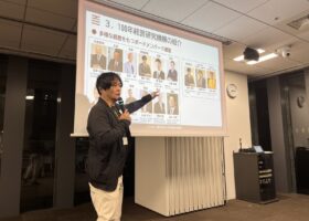 三菱総合研究所「第29回 int Lab.」でマイクを持って講演する藤村雄志