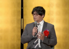 同志社大学・樹徳会100周年記念イベントでマイクを持って登壇する藤村雄志